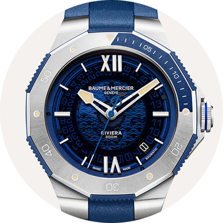 Montre Baume & Mercier Riviera sur un fond beige.